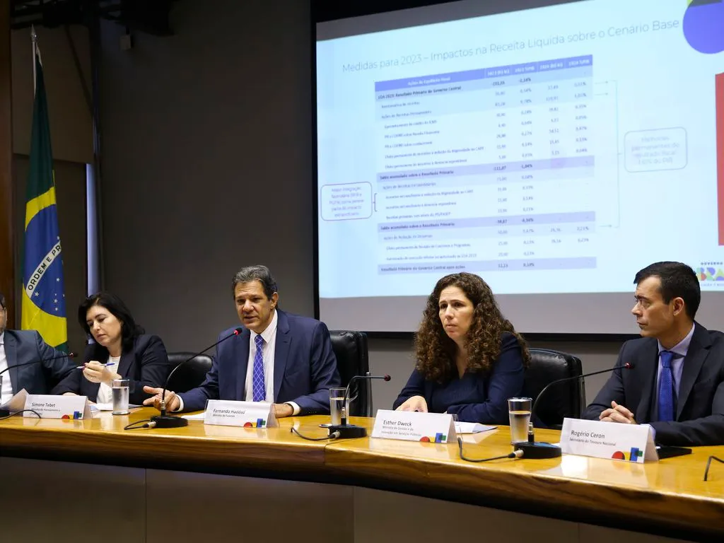 A ministra do Planejamento e Orçamento, Simone Tebet,e o ministro da Economia, Fernando Haddad, detalham as primeiras medidas econômicas do governo, durante coletiva, no ministério da Economia