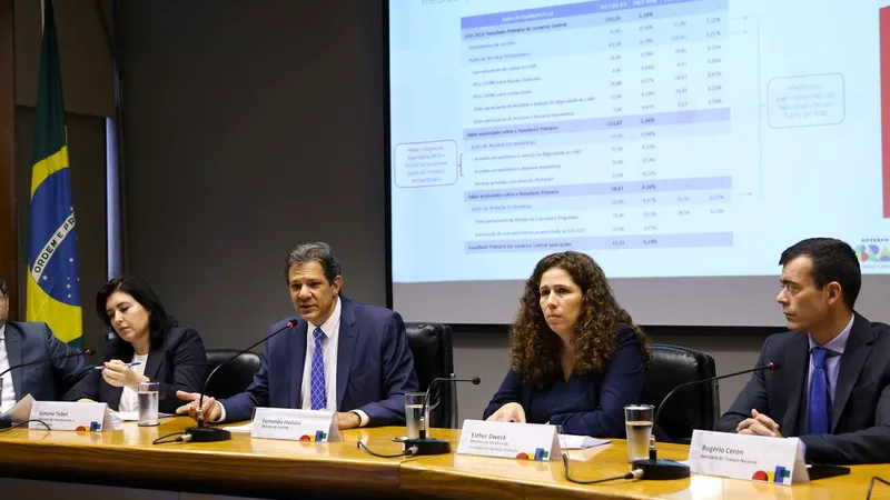 A ministra do Planejamento e Orçamento, Simone Tebet,e o ministro da Economia, Fernando Haddad, detalham as primeiras medidas econômicas do governo, durante coletiva, no ministério da Economia