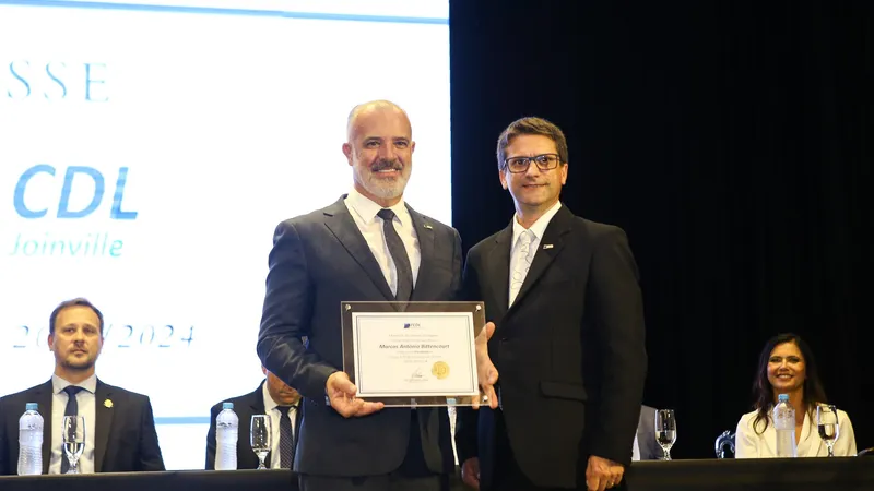 Marcos Bittencourt é diplomado por Onildo Dalbosco Júnior, à direita
