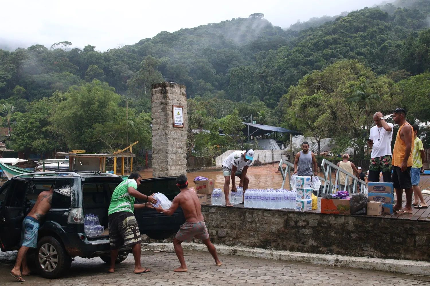 Doações de água e mantimentos começam a chegar em São Sebastião, onde houve enchentes e deslizamentos durante o carnaval
