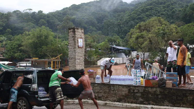 Doações de água e mantimentos começam a chegar em São Sebastião, onde houve enchentes e deslizamentos durante o carnaval