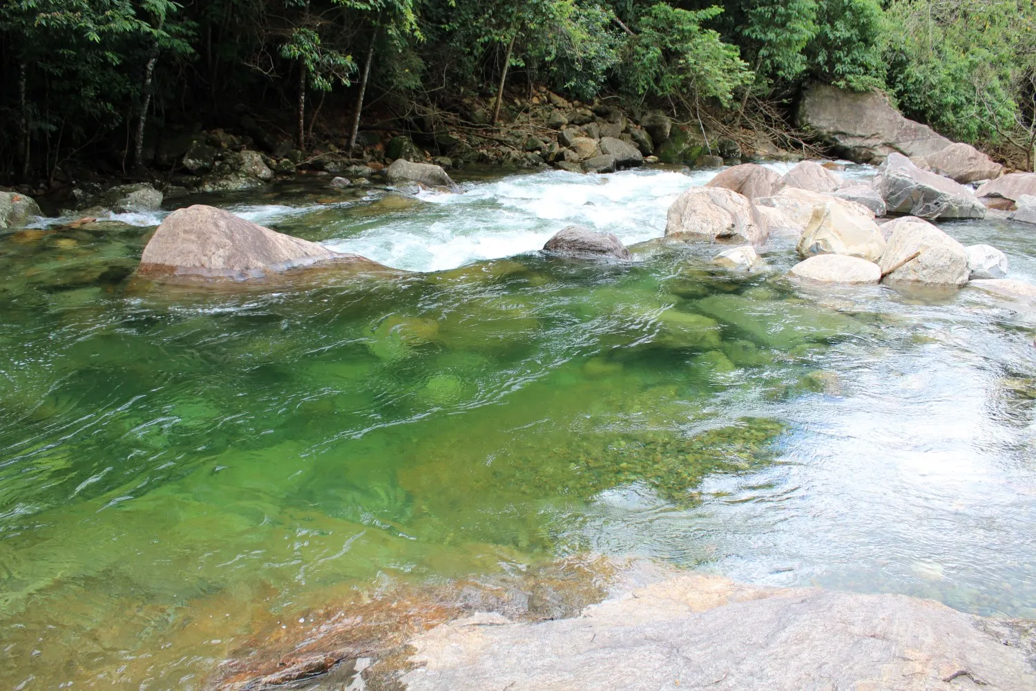 O Rio Claro, em Iúna (ES), tem várias cachoeiras paradisíacas