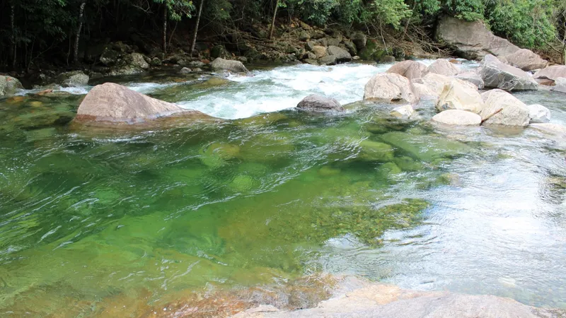 O Rio Claro, em Iúna (ES), tem várias cachoeiras paradisíacas