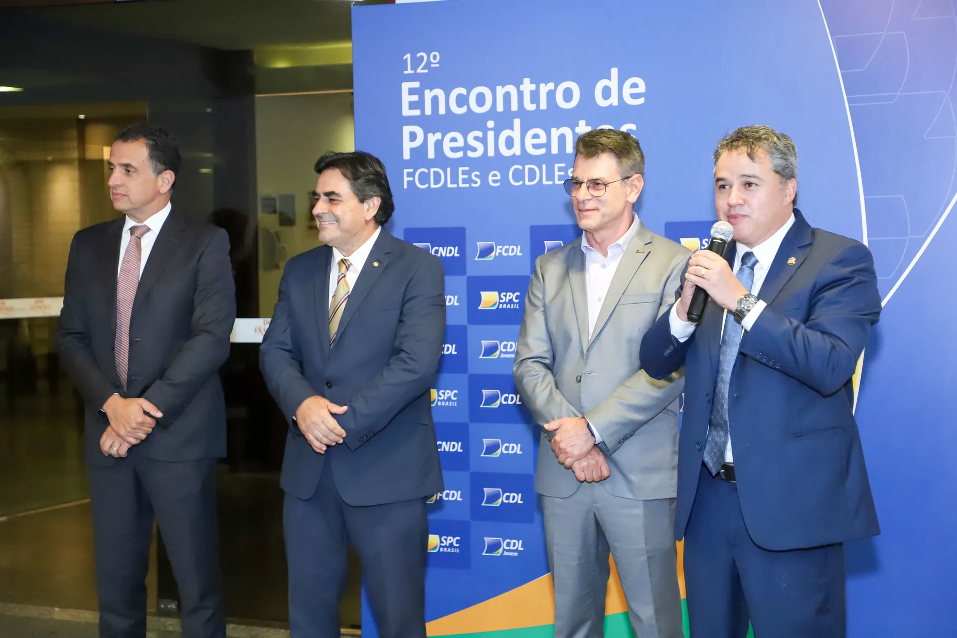 Da esquerda para a direita: os deputados Marco Bertaioli e Domingos Sávio; o presidente da CNDL, José César da Costa; e o senador Efraim Filho