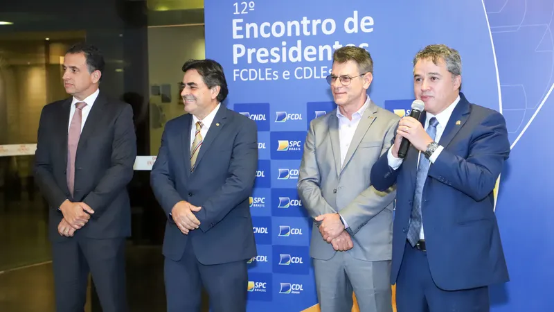 Da esquerda para a direita: os deputados Marco Bertaioli e Domingos Sávio; o presidente da CNDL, José César da Costa; e o senador Efraim Filho