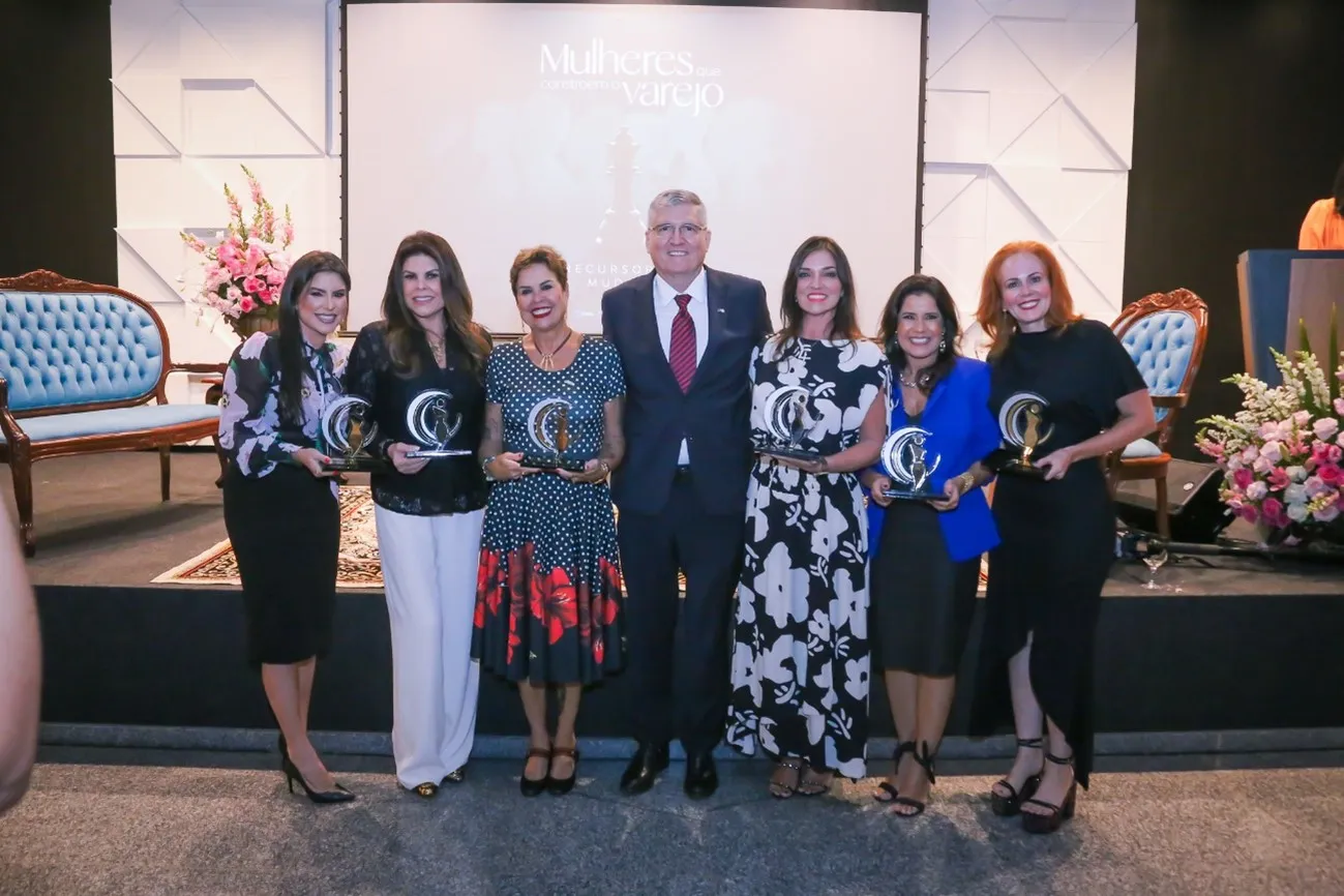 Presidente da CDL/DF, Wagner Silveira Jr., com as homenageadas da noite