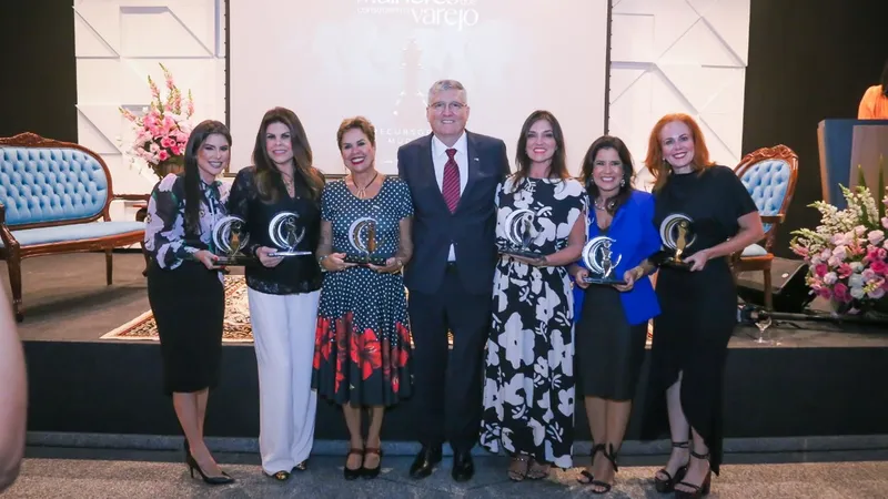 Presidente da CDL/DF, Wagner Silveira Jr., com as homenageadas da noite