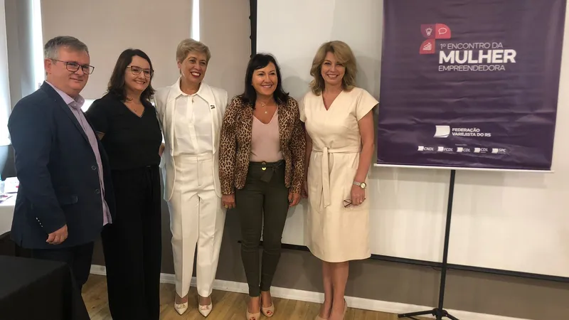À esquerda, Ivonei Pioner, presidente da Federação Varejista do RS; Dione Pioner, esposa de Ivonei; vestindo branco, Lúcia Leijôto, coordenadora do Mulheres que Constroem o Varejo; Carmem Dalcin, coordenadora do NME de Caxias do Sul; e à direita, Débora Lunardi, diretora da Mulher Empreendedora do RS