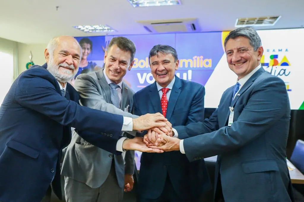 Da esquerda para a direita, Pedro Failla, José César da Costa, ministro Wellington Dias e Sávio Normando
