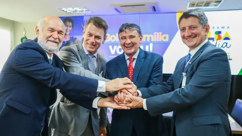 Da esquerda para a direita, Pedro Failla, José César da Costa, ministro Wellington Dias e Sávio Normando