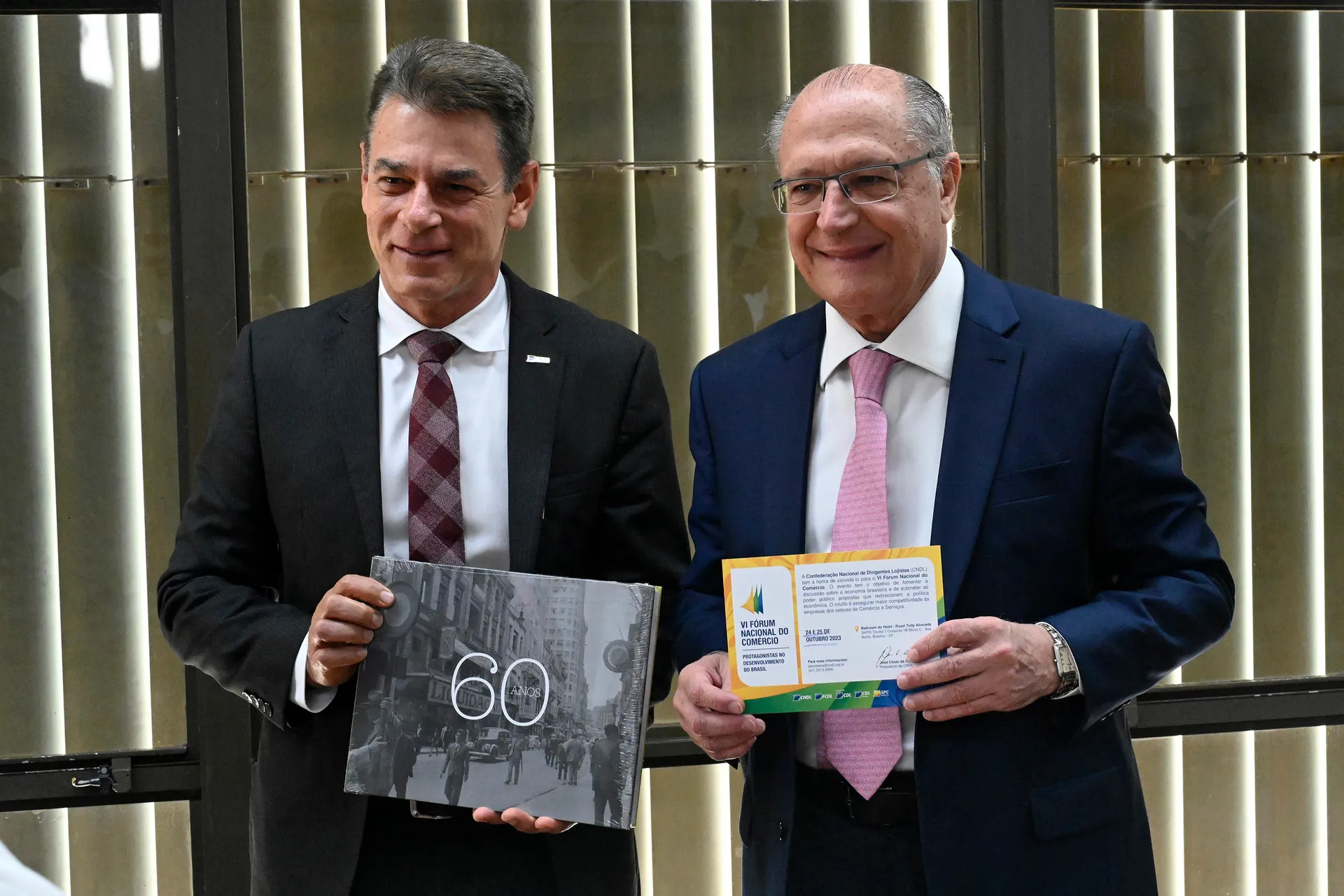 José César da Costa entrega para Geraldo Alckmin o livro que marcou os 60 anos da CNDL e o convite para o VI Fórum Nacional do Comércio