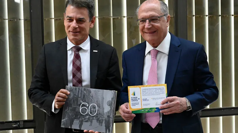José César da Costa entrega para Geraldo Alckmin o livro que marcou os 60 anos da CNDL e o convite para o VI Fórum Nacional do Comércio