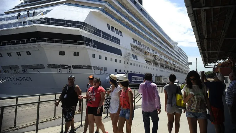 Transatlânticos chegam trazendo 20 mil turistas previstos para acompanhar o réveillon de Copacabana, movimenta o Terminal Internacional de Cruzeiros Pier Mauá, na zona portuária (Fernando Frazão/Agência Brasil)
