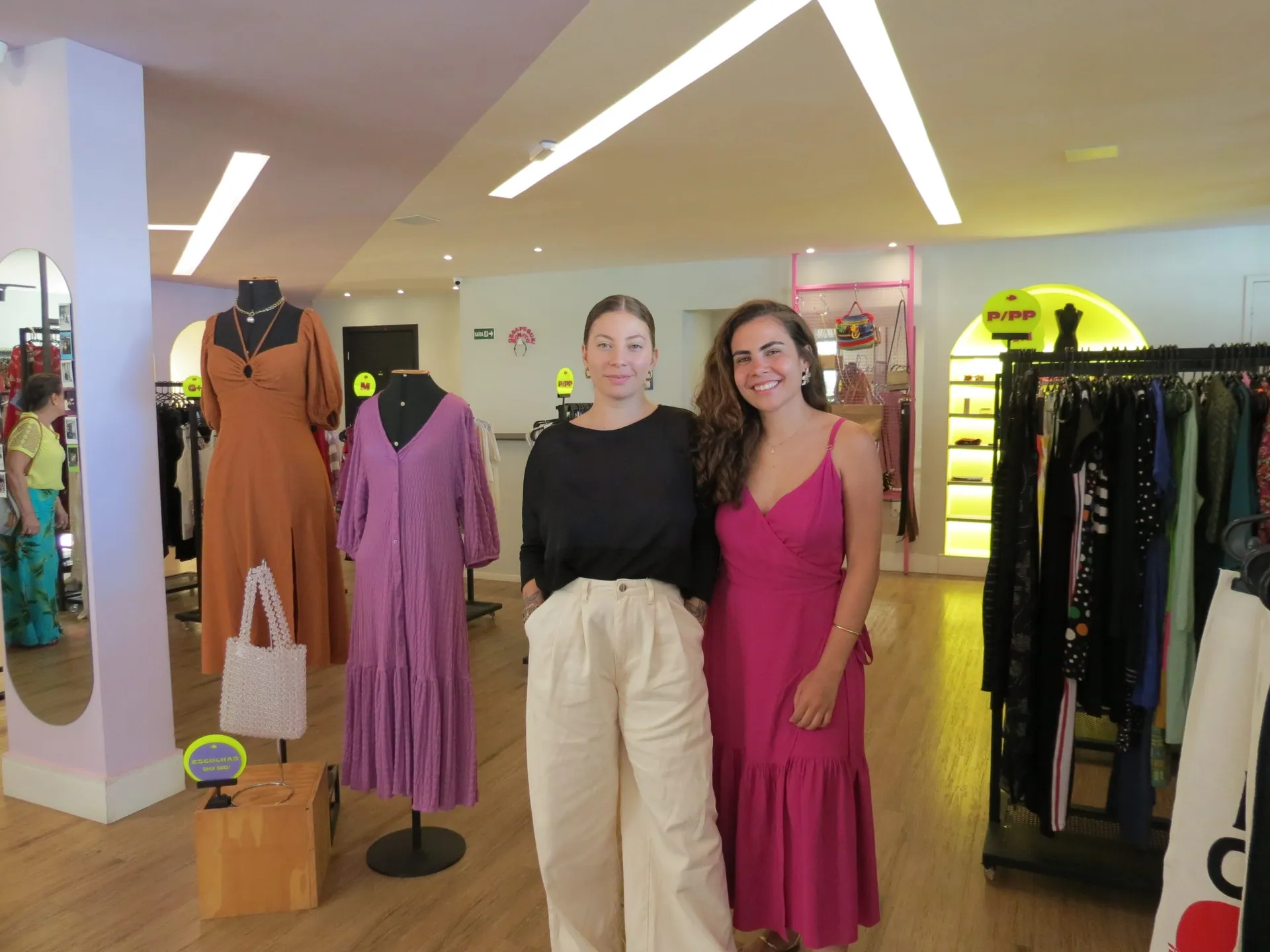 Ana Carolina Rosignoli (esq.) e Ana Paula Gonçalves (dir) são proprietárias do Brechó Desapeguei Bonito, em Brasília (DF)
