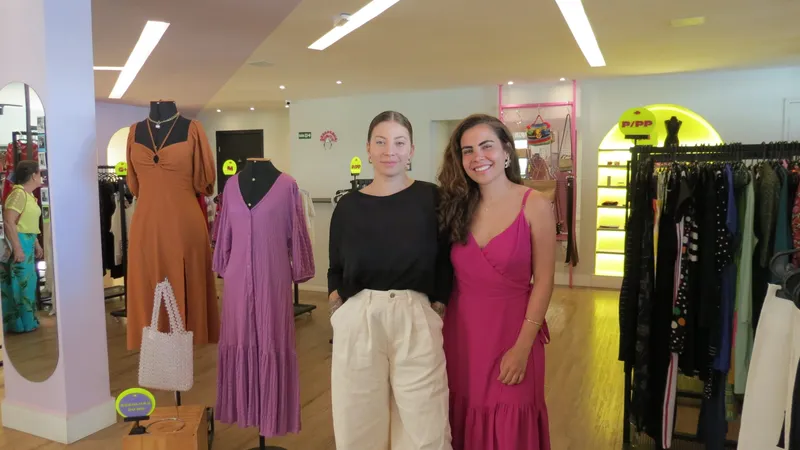 Ana Carolina Rosignoli (esq.) e Ana Paula Gonçalves (dir) são proprietárias do Brechó Desapeguei Bonito, em Brasília (DF)