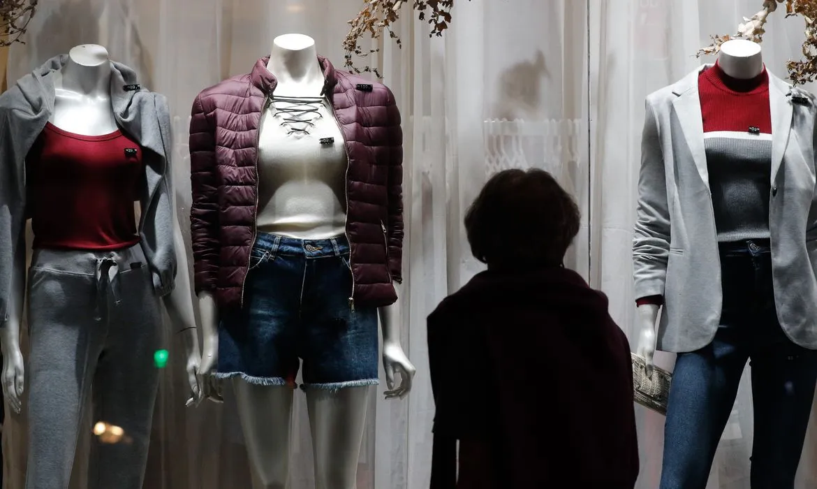 Rio de Janeiro – Vitrine de roupas em loja de rua, comércio no Centro do Rio. (Fernando Frazão/Agência Brasil)