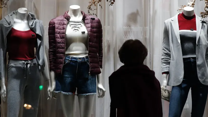 Rio de Janeiro – Vitrine de roupas em loja de rua, comércio no Centro do Rio. (Fernando Frazão/Agência Brasil)