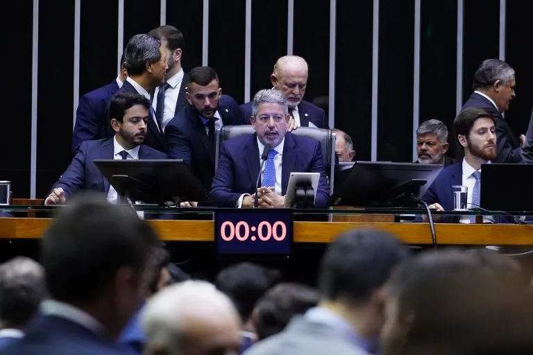 Presidente da Câmara, Arthur Lira (C), comanda as votações no Plenário