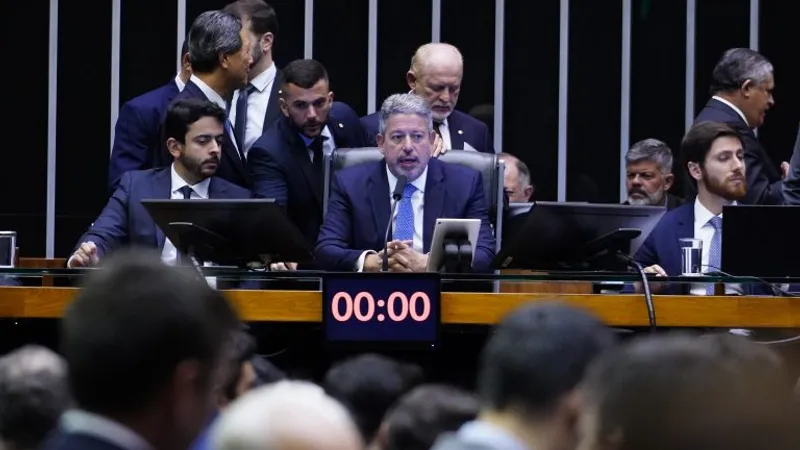 Presidente da Câmara, Arthur Lira (C), comanda as votações no Plenário