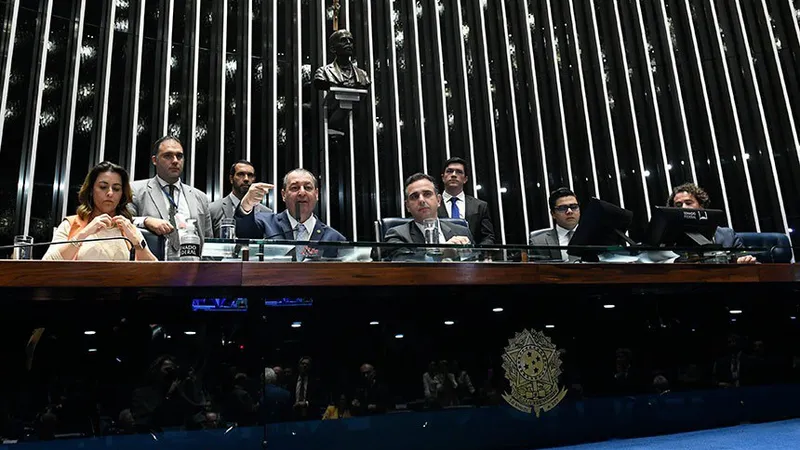 Omar Aziz, relator do projeto na CAE, acompanhou a votação ao lado do presidente do Senado, Rodrigo Pacheco