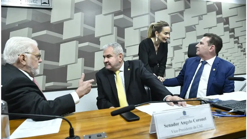 O projeto foi relatado por Angelo Coronel (no centro); o líder do governo, Jaques Wagner (à esquerda), queria que a votação fosse adiada