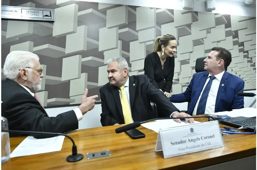 O projeto foi relatado por Angelo Coronel (no centro); o líder do governo, Jaques Wagner (à esquerda), queria que a votação fosse adiada