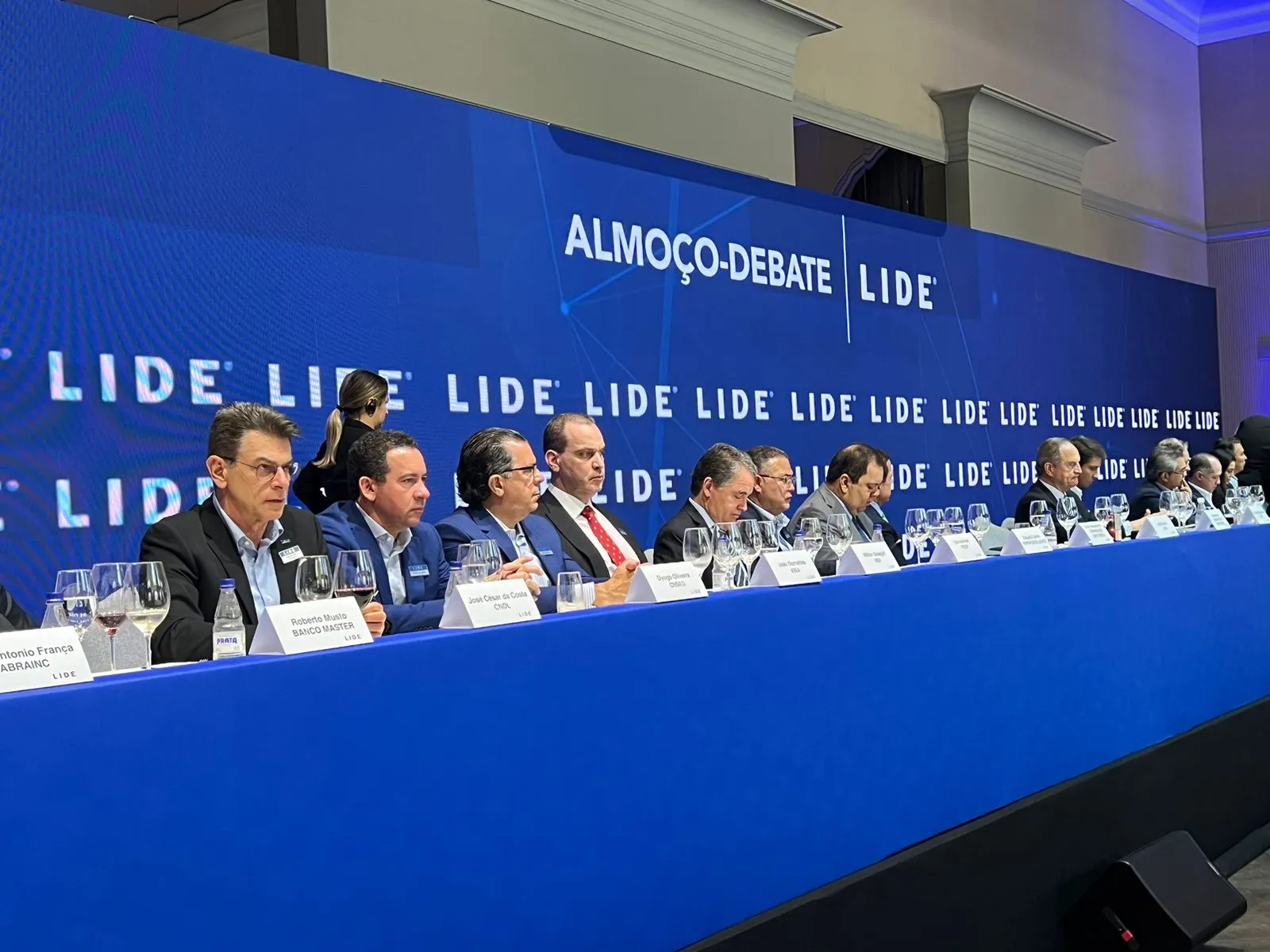 José César da Costa, presidente da CNDL (à esquerda), integrou a mesa principal do evento