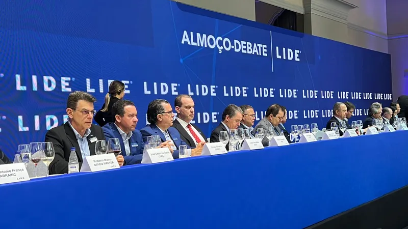 José César da Costa, presidente da CNDL (à esquerda), integrou a mesa principal do evento
