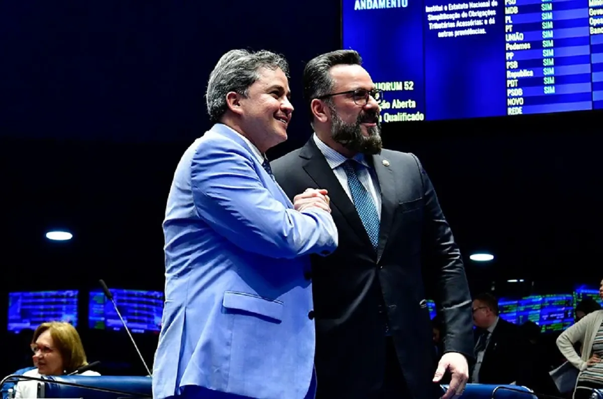 Efraim Filho, autor do projeto, e Alan Rick, relator, comemoraram a aprovação Waldemir Barreto/Agência Senado