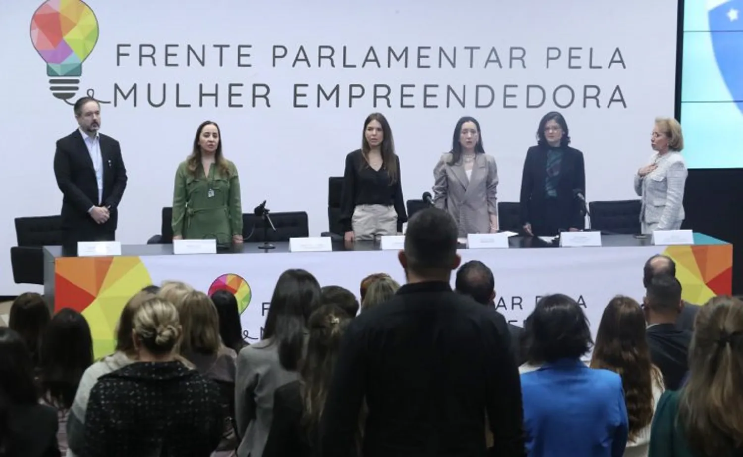 Frente pela Mulher Empreendedora reúne mais de 200 parlamentares