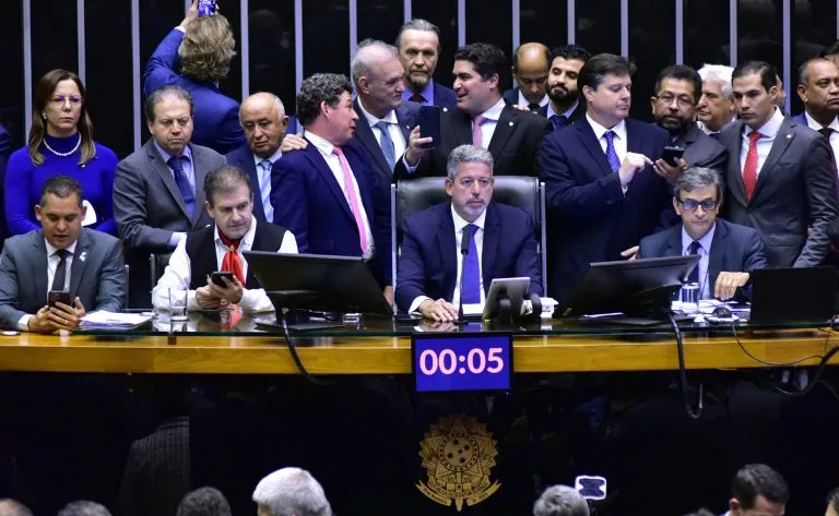Arthur Lira (C) comanda a sessão do Plenário