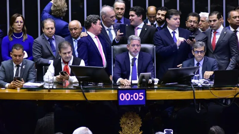 Arthur Lira (C) comanda a sessão do Plenário