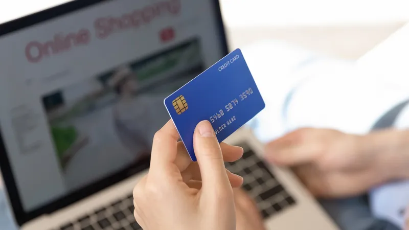 58% dos consumidores não controlam gastos com cartão de crédito, aponta CNDL/SPC Brasil