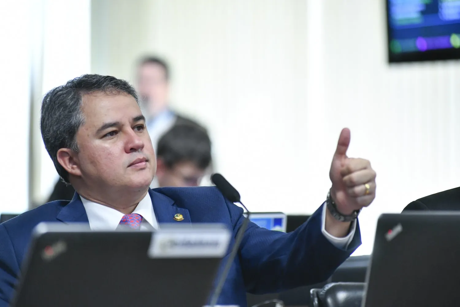 A Lei 199/2023 teve origem no PLP 178/21, do senador Efraim Filho (União-PB), que também é presidente da Frente Parlamentar de Comércio e Serviços no Senado