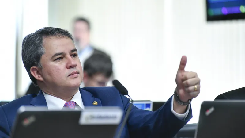 A Lei 199/2023 teve origem no PLP 178/21, do senador Efraim Filho (União-PB), que também é presidente da Frente Parlamentar de Comércio e Serviços no Senado