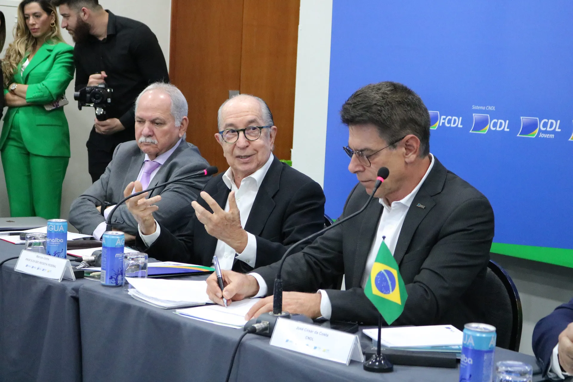 Professor Marcos Cintra (ao centro) durante sua participação no 13º Encontro de Presidentes de FCDLs