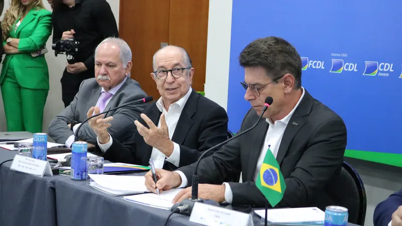 Professor Marcos Cintra (ao centro) durante sua participação no 13º Encontro de Presidentes de FCDLs
