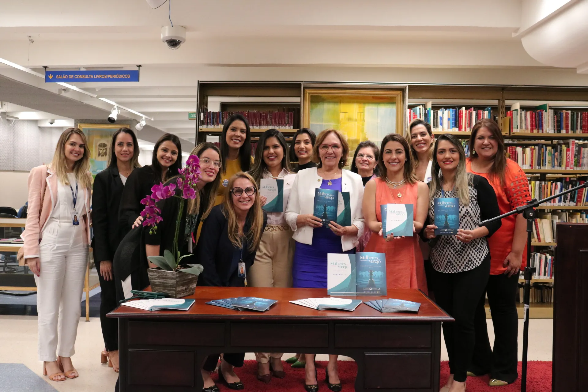 Senadoras Zenaide Maia e Soraya Thronicke (ao centro) com a segunda edição da cartilha Mulheres que Constroem o Varejo