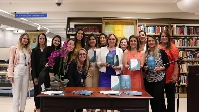 Senadoras Zenaide Maia e Soraya Thronicke (ao centro) com a segunda edição da cartilha Mulheres que Constroem o Varejo