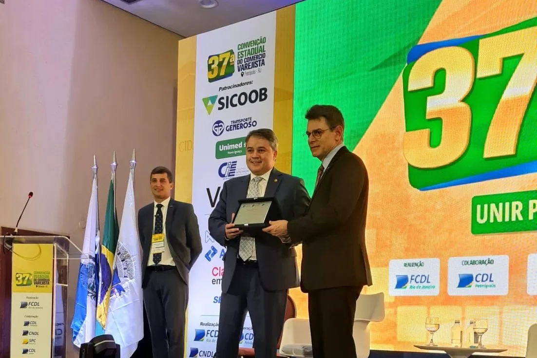 Fabiano Gonçalves, presidente da FCDL-RJ (E); senador Efraim Filho; e José César da Costa, presidente da CNDL (D)