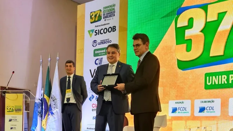 Fabiano Gonçalves, presidente da FCDL-RJ (E); senador Efraim Filho; e José César da Costa, presidente da CNDL (D)