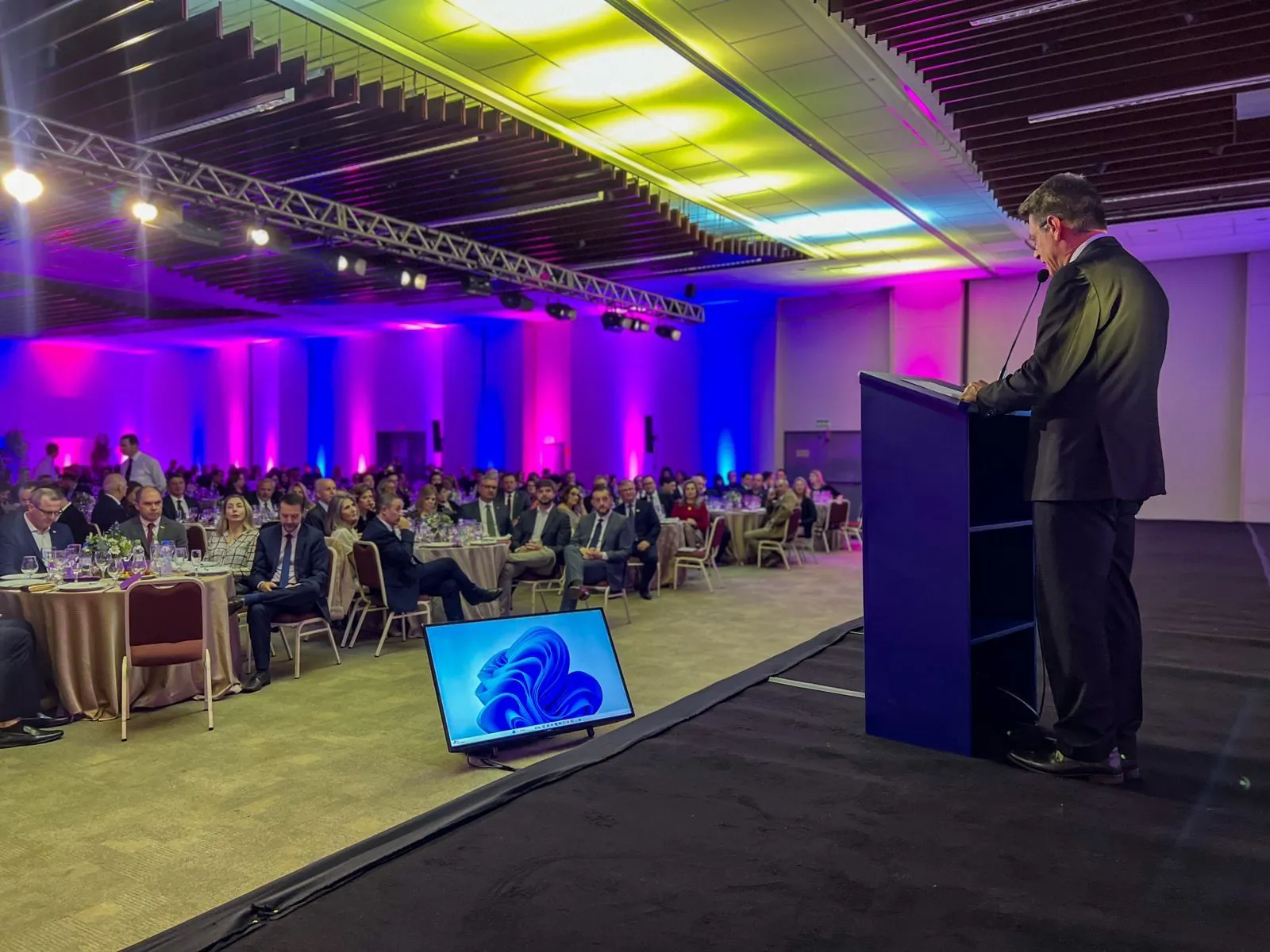 José César da Costa, presidente da CNDL, discursou para os presentes no jantar de abertura do evento gaúcho