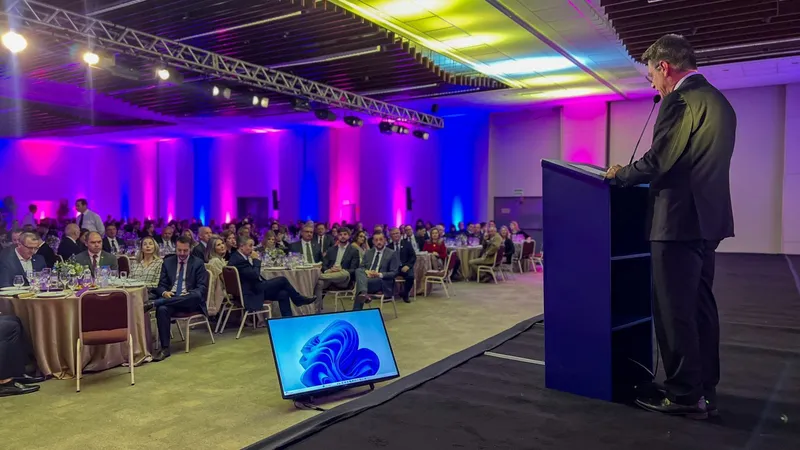José César da Costa, presidente da CNDL, discursou para os presentes no jantar de abertura do evento gaúcho