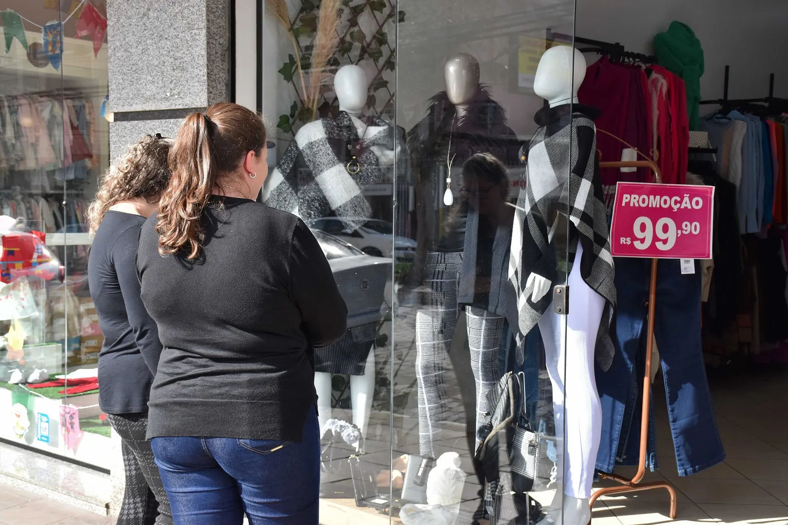 Pouca incidência de dias frios, motiva promoções no comércio caxiense.
