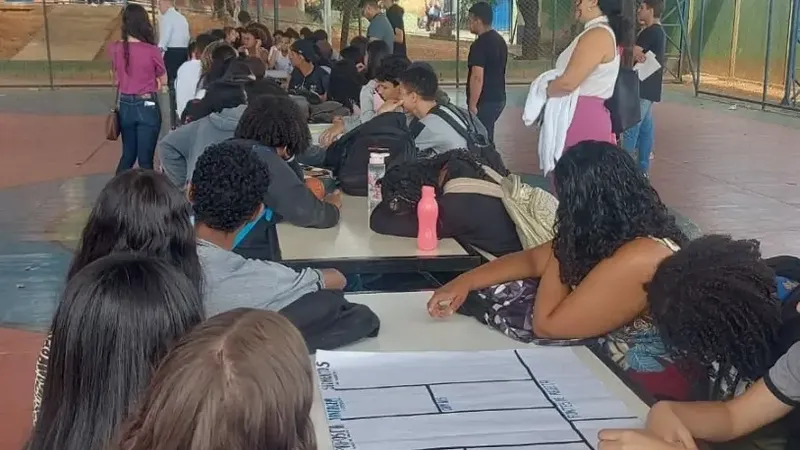 Estudantes da escola estadual Américo Martins, em Montes Claros (MG)