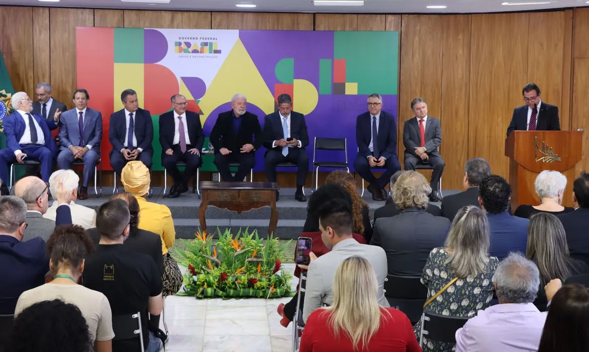 O ministro do Trabalho, Luiz Marinho, durante solenidade de assinatura de sanção do PLV 15/2023, que estabelece a política de valorização permanente do salário mínimo