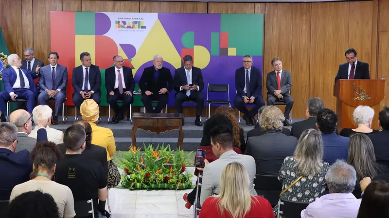 O ministro do Trabalho, Luiz Marinho, durante solenidade de assinatura de sanção do PLV 15/2023, que estabelece a política de valorização permanente do salário mínimo