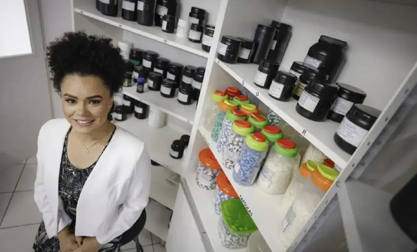 A proprietária da farmácia de manipulação Dheymax, em Curitiba (PR), Eliz Guimarães da Silva.