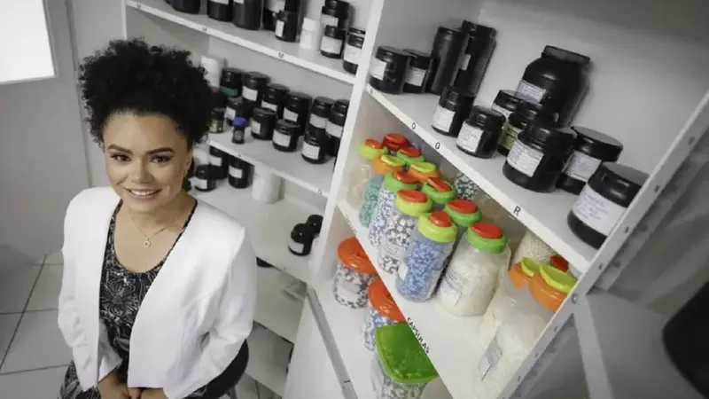 A proprietária da farmácia de manipulação Dheymax, em Curitiba (PR), Eliz Guimarães da Silva.