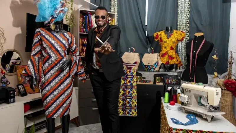 O estilista e costureiro Lassana Mangassouba, proprietário do negócio que leva o seu nome, costura desde os 15 anos de idade